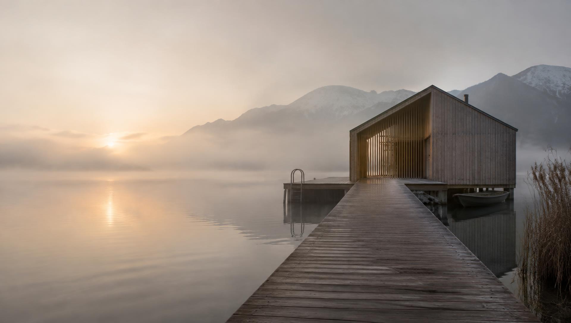 Bootshaus am Steg im Morgennebel